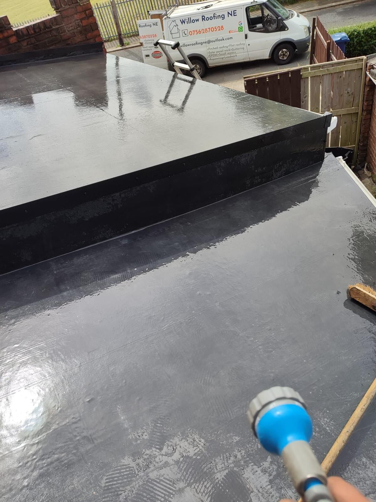 wet-look EPDM flat roof mid-roller, glossy finish